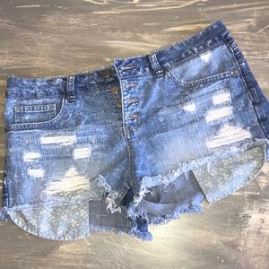 💋DISTRESSED DENIM SHORTS